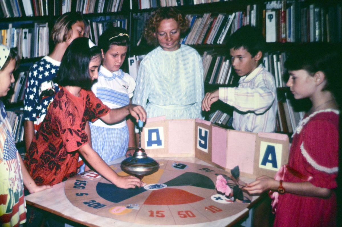 Клуб "Книга и дети" - творческое содружество Центра детского творчества, профкома "Орлёнка"  и детской библиотеки в начале 90-х годов