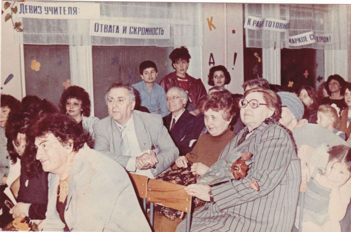 ФОТО 9. Учителя на вечере встречи выпускников в школе № 5, 1984 год