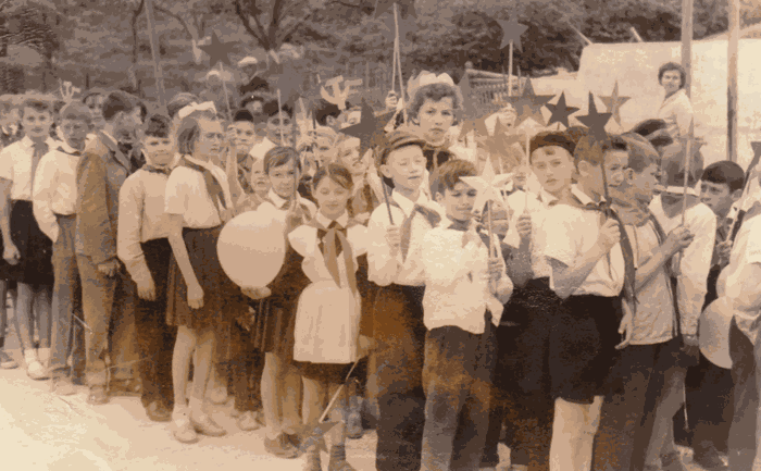 Ученики школы № 5 на демонстрациив начале 60-х годов