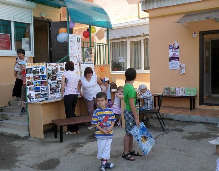 Библиотечный  "пятачок" в поселке Новомихайловском