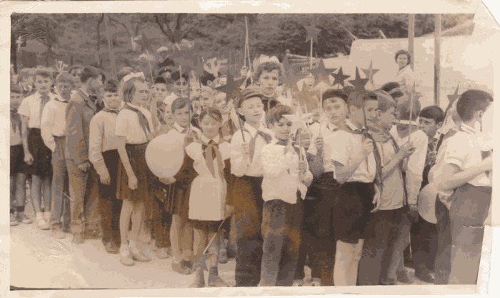 Ученики школы 5 на демонстрациив начале 60-х годов