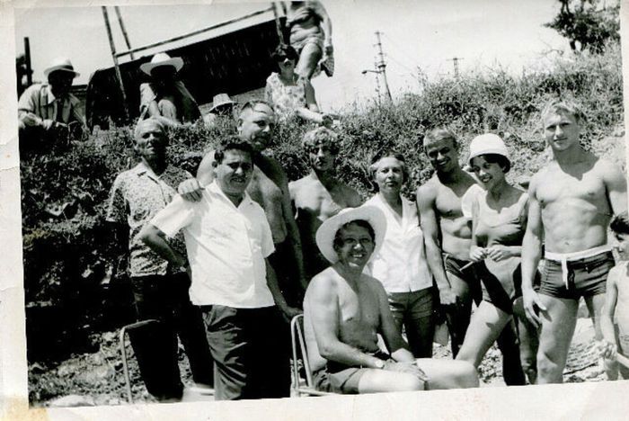 Крайний слева - Булавинцев Тихон Тихонович, водитель в пионерском лагере "Орлёнок"