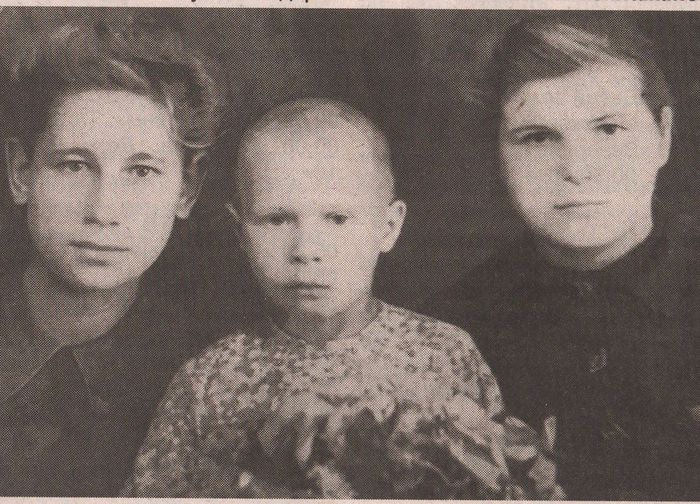 Галина Коняшкина (в центре) со старшей сестрой (справа)