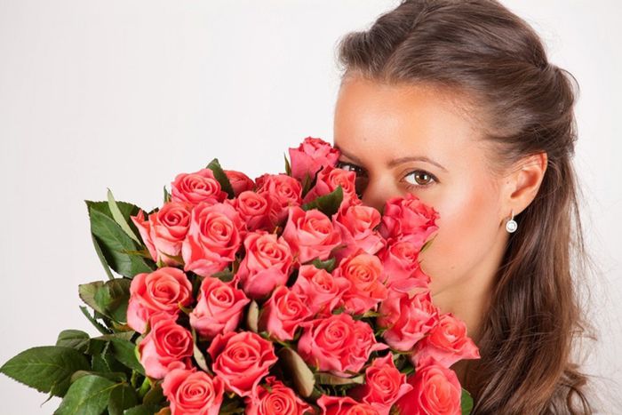 фото женщина с букетом цветов